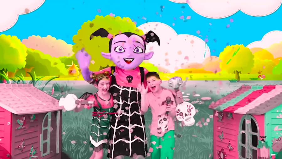 اسباب بازی ها و خانواده مهربان - بازی پرنسس ساشا و ومپیرینا در خانه اسباب بازی